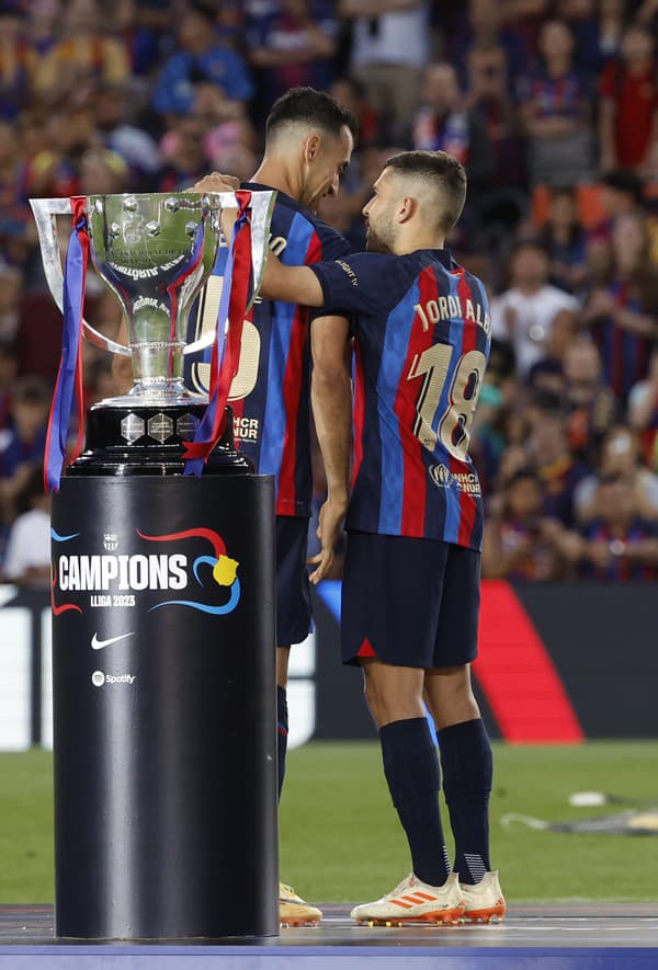 Na snímke Jordi Alba a Sergio Busquets počas rozlúčky na štadióne Nou Camp. 