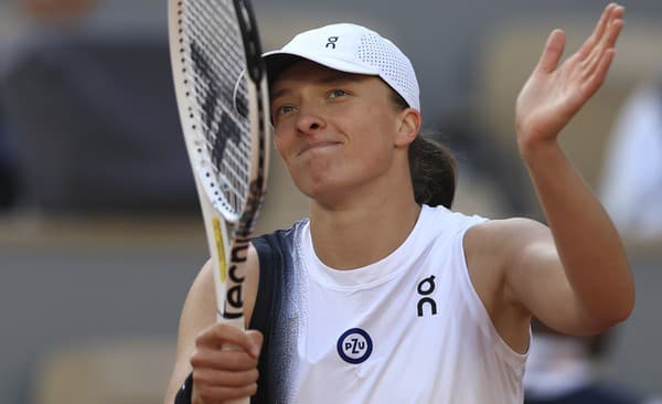 Poľská tenistka Iga Swiateková sa teší po víťazstve nad Španielkou Cristinou Bucsovou v 1. kole dvojhry na grandslamovom turnaji Roland Garros.