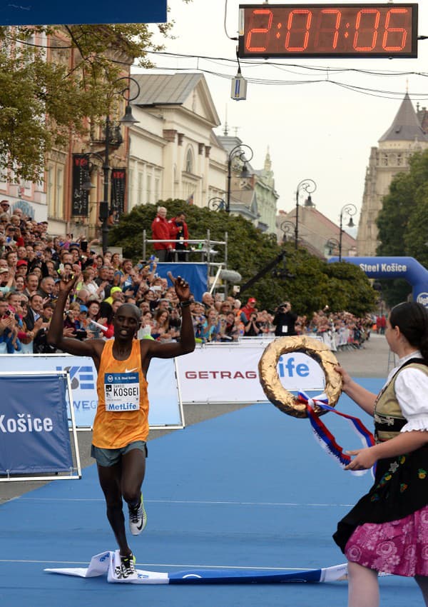 Samuel Kiplimo Kosgei sa v roku 2015 takto tešil z víťazstva v Košiciach.