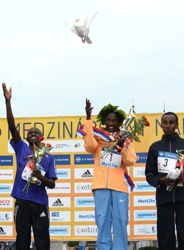 Samuel Kiplimo Kosgei (v strede) sa v roku 2015 takto tešil z víťazstva v Košiciach.
