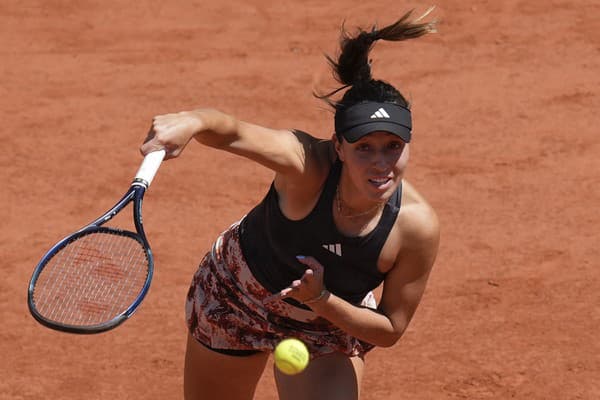 Americká tenistka Jessica Pegulová podáva proti Talianke Camille Giorgiovej v zápase 2. kola ženskej dvojhry na grandslamovom turnaji Roland Garros v Paríži.