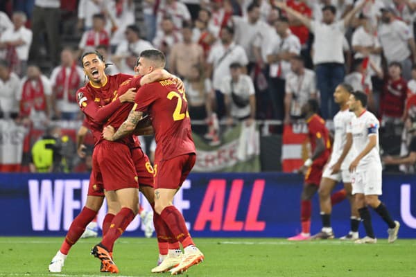 Hráči AS Rím po góle na 1:0 vo finále EL.