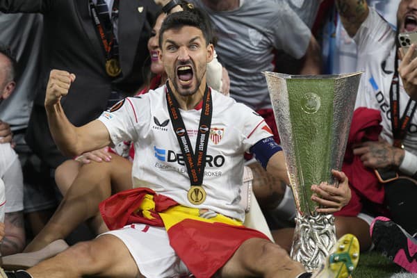 Kapitán Jesús Navas si triumf Sevilly v Európskom pohári užíval.