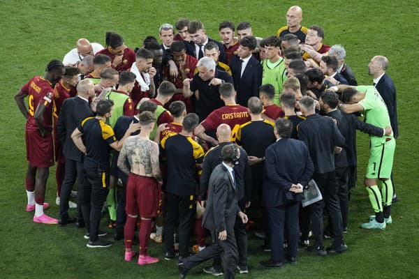 Na snímke tréner AS Rím Jose Mourinho hovorí k hráčom po finálovom zápase Európskej ligy.