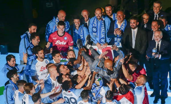 Futbalisti SSC Neapol počas osláv titulu. 