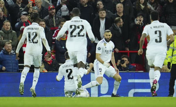 Karim Benzema oslavuje gól so spoluhráčmi z Realu Madrid.
