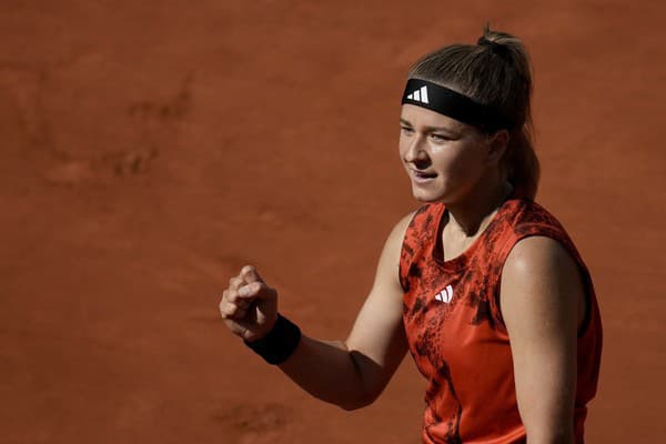 Česká tenistka Marie Bouzková postúpila so Sarou Sorribesovou Tormovou v štvorhre už do štvrťfinále French Open.