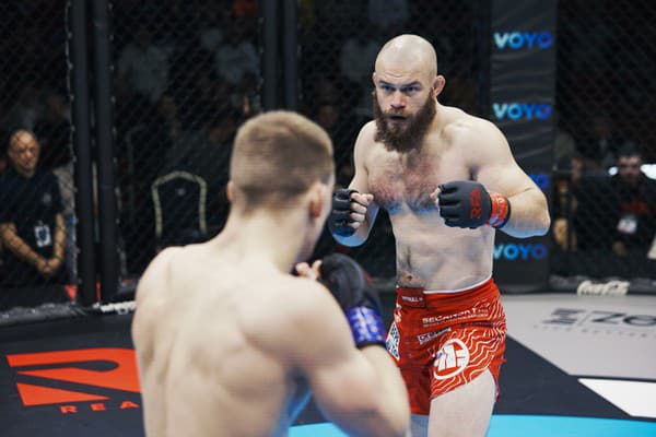Slovenský bojovník Marián Jakubík (vpravo).