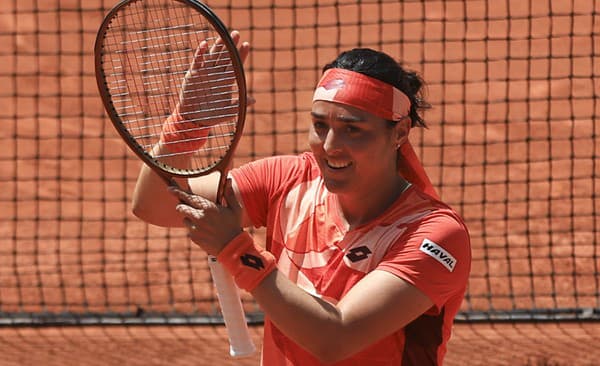 Tuniská tenistka Ons Jabeurová postúpila prvýkrát v kariére do štvrťfinále dvojhry na grandslamovom turnaji Roland Garros.