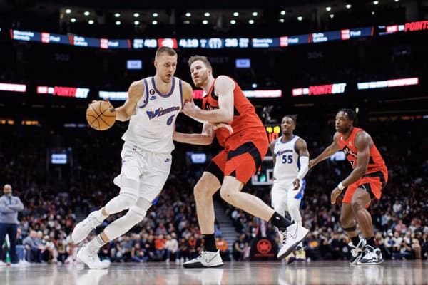 Lotyšský basketbalista Kristaps Porzingis (vľavo).