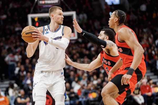 Lotyšský basketbalista Kristaps Porzingis (vľavo).