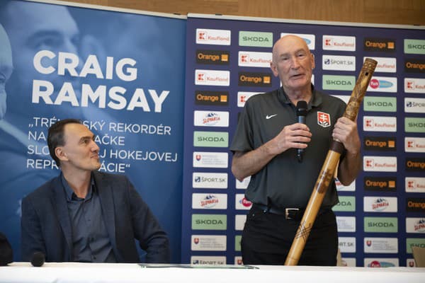 Na snímke prezident Slovenského zväzu ľadového hokeja (SZĽH) Miroslav Šatan a tréner slovenskej hokejovej reprezentácie Craig Ramsay pri preberaní darčekov počas tlačovej konferencie.