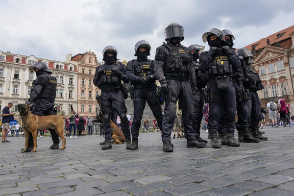 Fanúšikov strážia policajti.