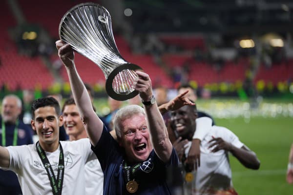 Na snímke tréner West Hamu David Moyes oslavuje s pohárovou trofejou po víťazstve vo finále.