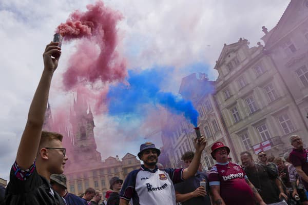 Na snímke sú fanúšikovia West Hamu na Staromestskom námestí v Prahe.