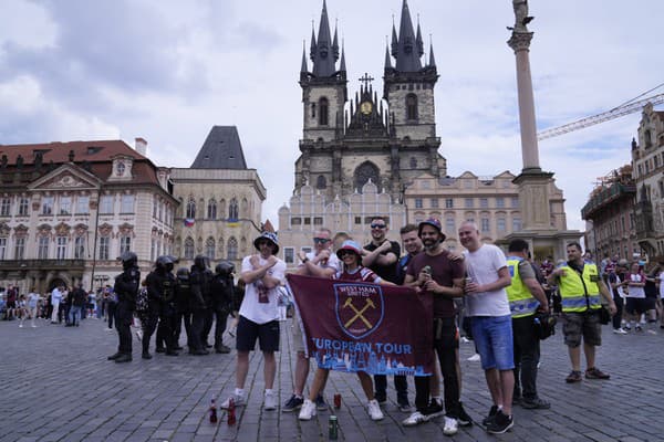 Na snímke sú fanúšikovia West Hamu na Staromestskom námestí v Prahe.