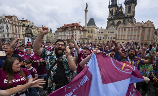 Na snímke sú fanúšikovia West Hamu na Staromestskom námestí v Prahe.