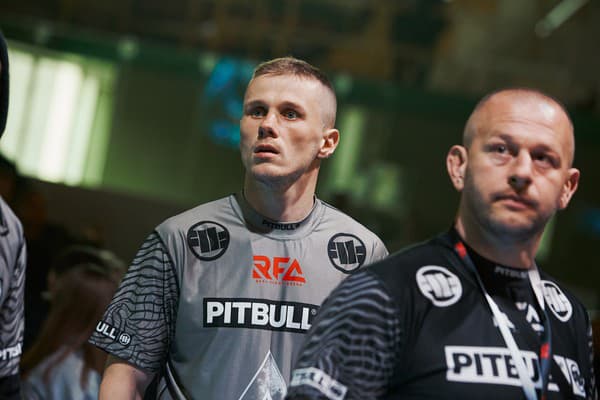 Niekoľkých zverencov bude mať na turnaji aj krstný otec slovenského MMA Ilja Škondrič (vpravo).