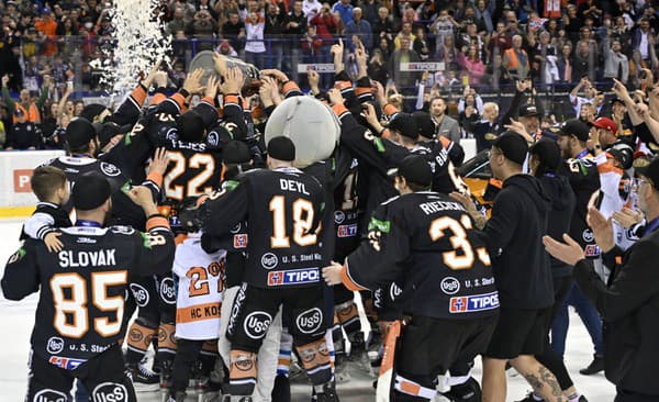Na snímke hokejisti HC Košice sa tešia z víťazstva a zisku majstrovského titulu po piatom zápase finále play off hokejovej Tipos extraligy HC Košice - HKM Zvolen.