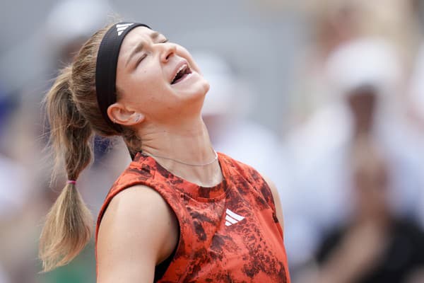 Česká tenistka Karolína Muchová reaguje vo finále ženskej dvojhry proti Poľke Ige Swiatekovej na grandslamovom turnaji Roland Garros 2023.