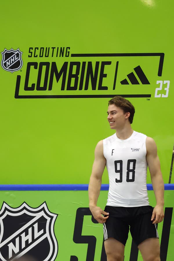 Connor Bedard počas testov na NHL Scouting Combine v Buffale.