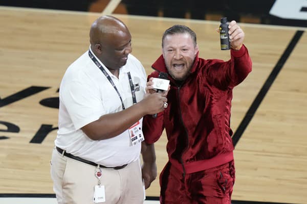 Connor McGregor knokautoval maskota Miami Heat a užíval si pozornosť fanúšikov.