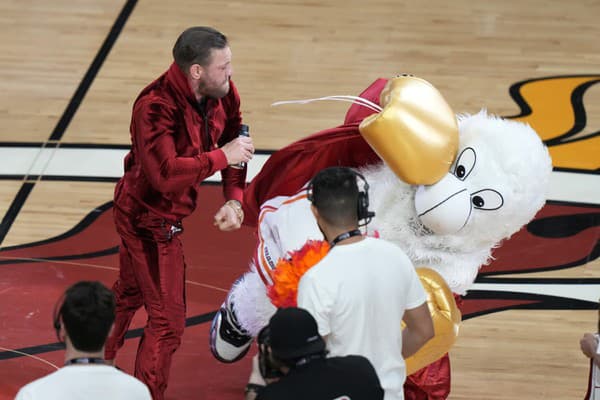 Connor McGregor knokautoval maskota Miami Heat a užíval si pozornosť fanúšikov.