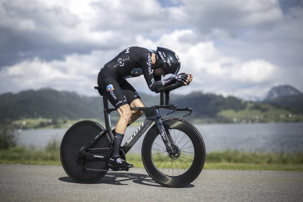 Francúzsky cyklista Romain Bardet v akcii počas úvodnej časovky.