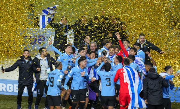 Na snímke hráči Uruguaja oslavujú s trofejou majstrovský titul.