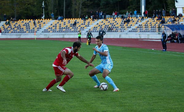 Ruský futbalista Kirill Nikitin (vpravo). 