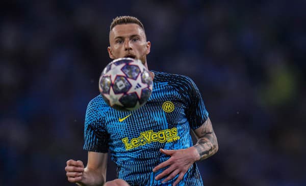 Milan Škriniar počas rozcvičky pred finále Ligy majstrov. 