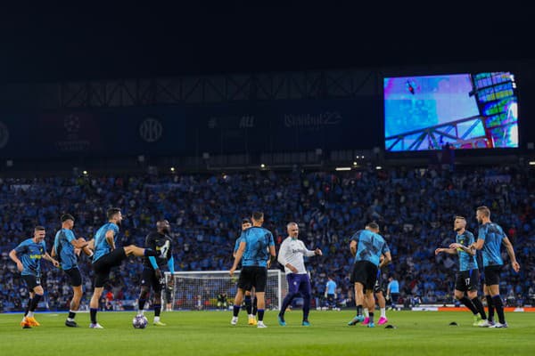 Slovenský futbalový reprezentant v drese Interu Miláno Milan Škriniar (druhý sprava).