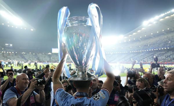 Futbalista Manchestru City John Stones pózuje s trofejou.