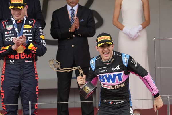 Esteban Ocon (vpravo) skončil na Veľkej cene Monaka tretí.