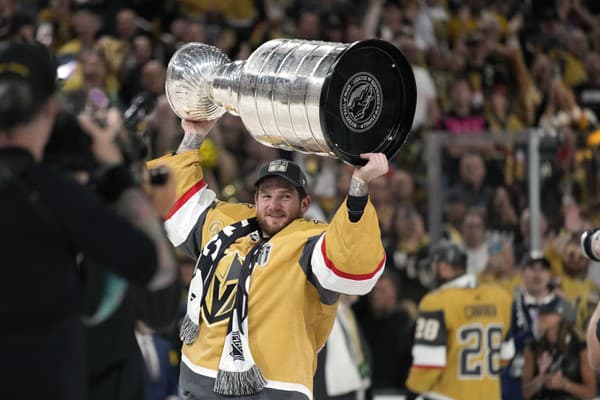 Stanley Cup v rukách Jonathana Quicka. 