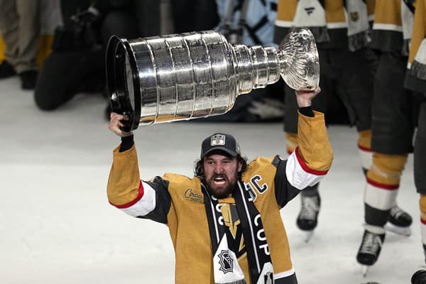 Stanley Cup v rukách Jkapitána Marka Stonea.