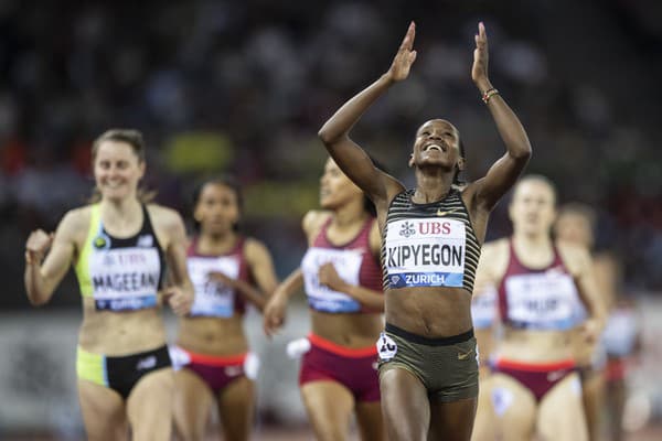 Dvojnásobná olympijská víťazka a úradujúca majsterka sveta Faith Kipyegonová pred dvoma týždňami na Diamantovej lige vo Florencii zaznamenala časom 3:49,11 minúty svetový rekord na 1500 metrov.