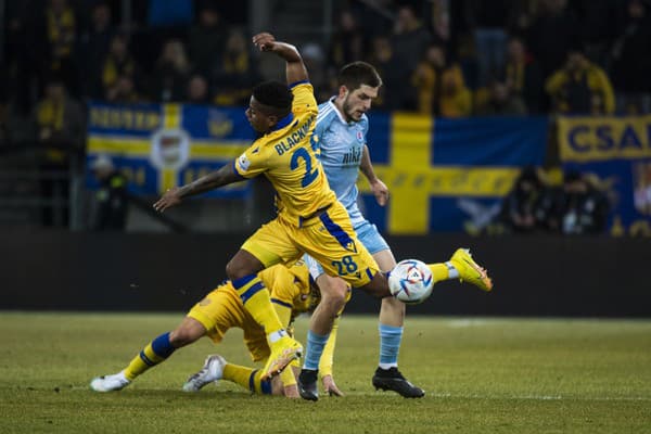 Cesar Blackman (DAC) v súboji s Giorgim Čakvetadzem (Slovan).