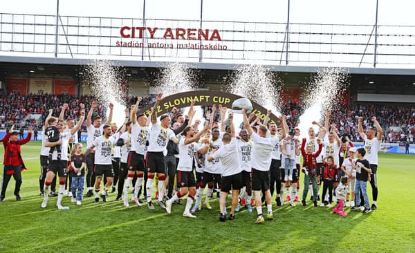 Hráči Spartak Trnava oslavujú triumf v ligovom pohári.