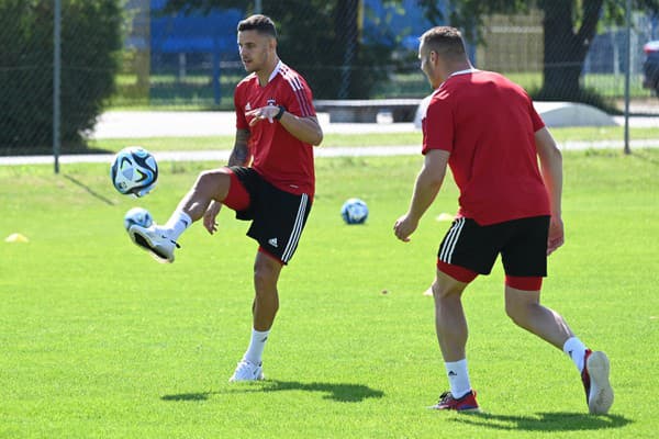 Zľava hráči Trnavy Kristián Koštrna a  Lukáš Štetina počas prvého tréningu v letnej príprave.