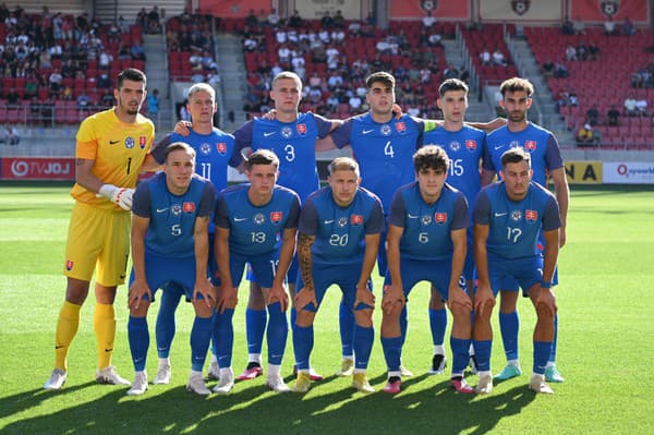 Na snímke základná jedenástka slovenských reprezentantov vo futbale do 21 rokov, zľava hore brankár Ľubomír Belko, hráči Adam Tučný, Jakub Jakubko, Adam Obert, Marek Mičák, Sebastián Nebyla a zľava dole Dominik Javorček, Vladimír Trabalík, Dominik Veselovský, Šimon Faško a Adrián Kaprálik.