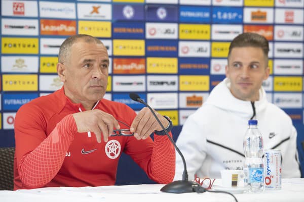 Na snímke tréner slovenskej futbalovej reprezentácie Francesco Calzona počas tlačovej konferencie v Senci.