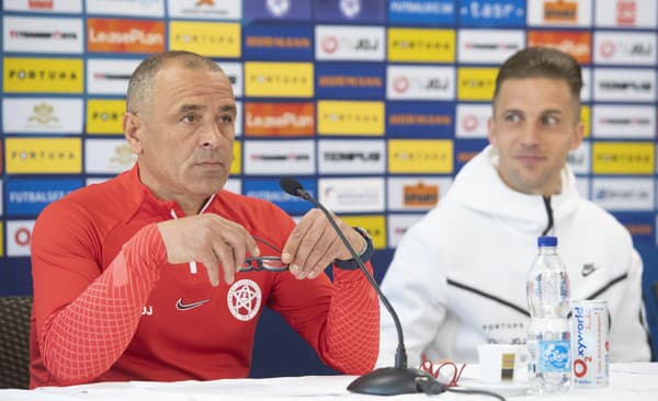 Na snímke tréner slovenskej futbalovej reprezentácie Francesco Calzona počas tlačovej konferencie v Senci.