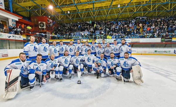 Oslava bronzu v SHL bola zároveň posledná spoločná fotka HK Martin.