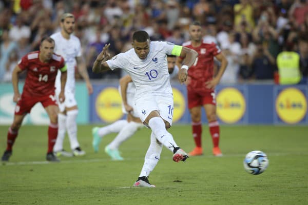 Kylian Mbappé momentálne zarezáva v drese francúzskeho národného tímu.