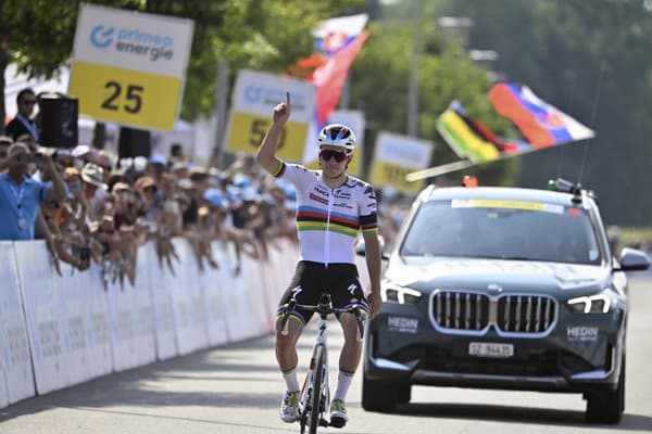 Remco Evenepoel sa pri dojazde do cieľa neubránil emóciam.