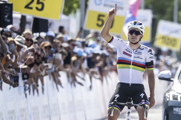 Remco Evenepoel sa pri dojazde do cieľa neubránil emóciam.