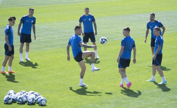 Na snímke uprostred s loptou Marek Hamšík počas tréningu slovenskej futbalovej reprezentácie v Senci v piatok 16. júna 2023 pred odletom slovenskej futbalovej reprezentácie na dvojzápas v kvalifikácii ME 2024 na Island a do Lichtenštajnska.