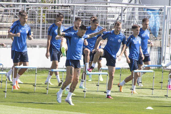 Slovenskí futbalisti na islandské tribúny veľa fanúšikov neprilákali.