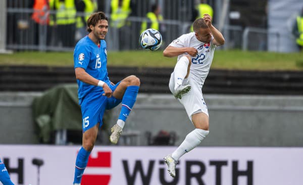 Na snímke zľava Willum Thor Willumsson (Island) a Stanislav Lobotka (Slovensko) počas zápasu kvalifikácie ME 2024 Island - Slovensko.